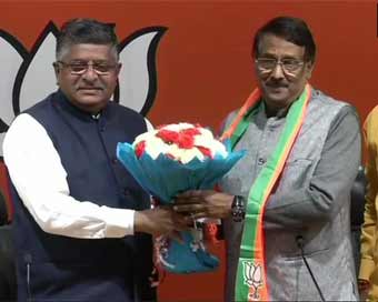 Gandhi family loyalist Tom Vadakkan joins BJP 