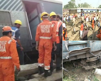 Express train derails in UP, 6 dead