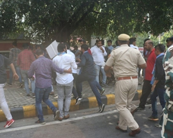 Police detains DUSU President, ABVP members while protest against Delhi government