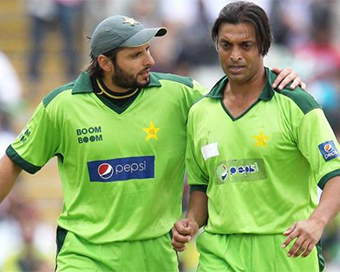 Shahid Afridi and Shoaib AKhtar (file photo)