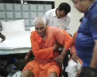 Swami Agnivesh beaten up in Jharkhand, 20 detained 
