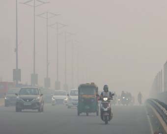 Smog layer prevails over Delhi, AQI remains 