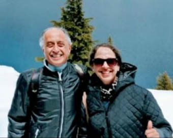 Kozhikode Plane Pilot Captain Deepak V. Sathe with his wife (file photo)