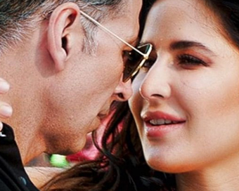 Akshay Kumar, Katrina Kaif sizzle in 