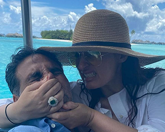 Akshay Kumar gets poetic as he wishes wife Twinkle Khanna on her birthday