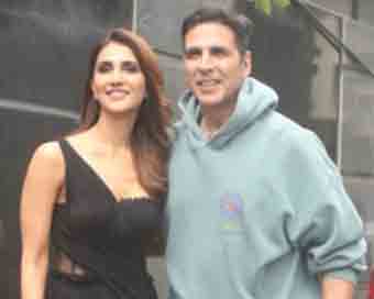 Akshay Kumar, Vaani Kapoor leave for Delhi for 