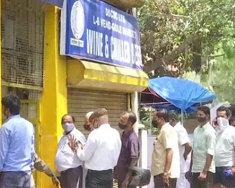 After lockdown announcement in Delhi, hundreds queue up outside alcohol shops