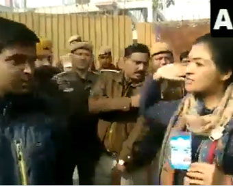 Alka Lamba almost slaps AAP worker