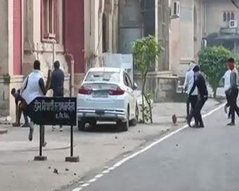 Violence rocks Allahabad University, many injured
