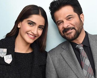 Sonam posts picture with dad Anil on hsi B