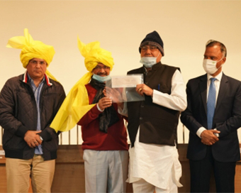 Delhi CM Arvind Kejriwal compensates farmers for crop damage due to unseasonal rain