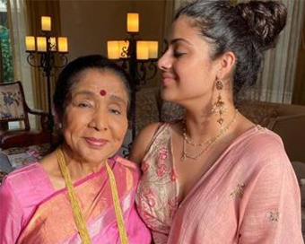 Veteran singer Asha Bhosle with her granddaughter Zanai