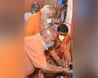 Ayodhya priest, 16 policemen test corona positive ahead of 