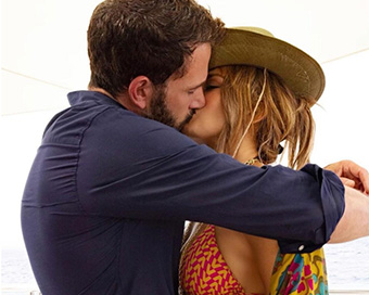 Jennifer Lopez, Ben Affleck make relationship official, seal it with a kiss