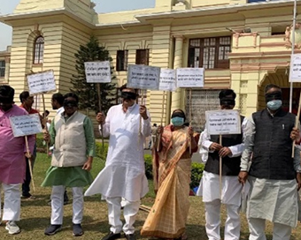 Congress leaders protest blindfolded in Bihar assembly