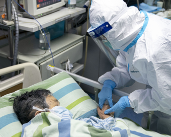 WUHAN, Jan. 24, 2020 (Xinhua) -- Chief nurse Ma Jing holds a patient