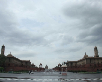 Partially cloudy sky, light rain likely in Delhi