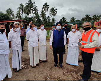 Aviation Minister Hardeep Puri, Kerala CM Pinarayi Vijayan arrive at Kozhikode plane crash site