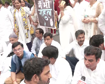 Police remove Congress workers protesting outside ED office