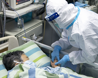 WUHAN, Jan. 24, 2020 (Xinhua) -- Chief nurse Ma Jing holds a patient