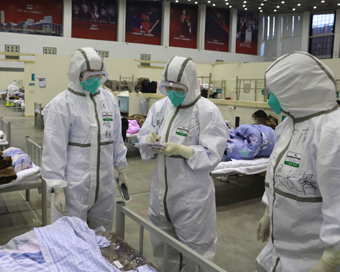 WUHAN, Feb. 9, 2020 (Xinhua) -- Medical workers work at "Wuhan Livingroom" in Wuhan, central China