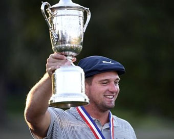 Golfer DeChambeau clinches US Open title
