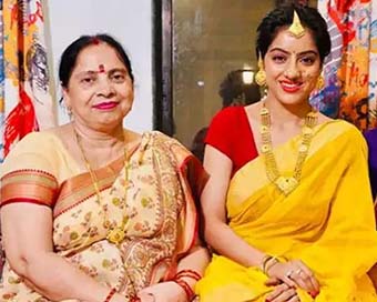 TV actress Deepika Singh with her mother (file pic)