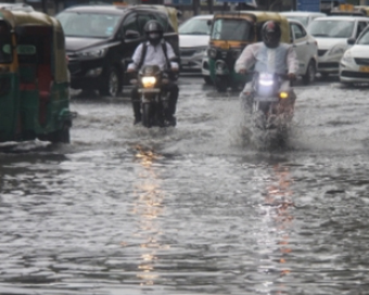 Waterlogging, traffic snarls in Delhi as rains continue