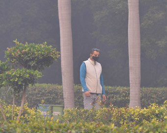 New Delhi: A man wears a mask to protect himself from pollution as smog engulfs New Delhi, on Nov 8, 2018. (Photo: IANS)