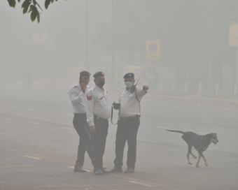 New Delhi: Traffic police personnel wear masks to protect themselves from pollution as smog engulfs New Delhi on Nov 3, 2019. (Photo: IANS)