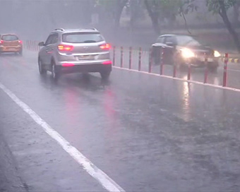 Moderate rain, hailstorm hits parts of Delhi