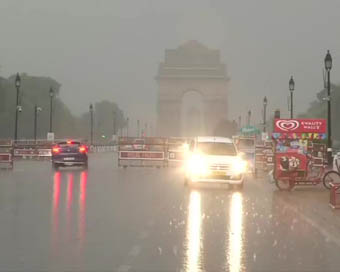 Heavy rains, hailstorm lash Delhi-NCR, traffic affected