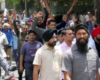 Protestors block Delhi-Noida flyway