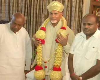 Naidu meets Gowda, Kumaraswamy for post-poll alliance