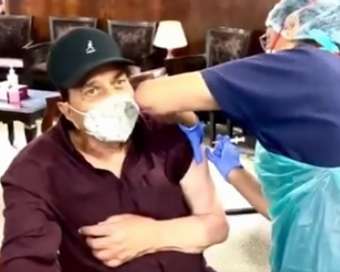 Dharmendra gets Covid vaccine shot