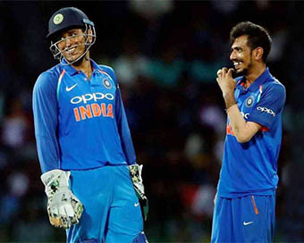 MS Dhoni with Yuzvendra Chahal 