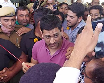 Rajasthan crowd goes berserk to catch glimpse of MS Dhoni