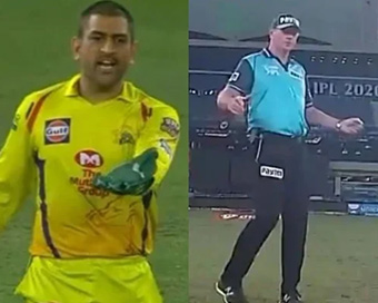 Umpire changes mind after Dhoni