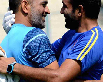 MS Dhoni with Robin Uthappa (file photo)