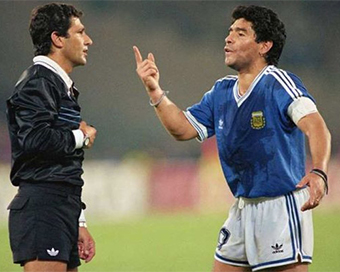 Diego Maradona arguing with referee in 1990 WC final