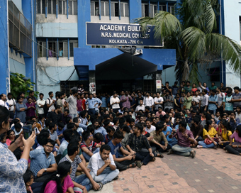  Kolkata: Junior doctors outside the NRS Medical College and Hospital, who continue to be on strike for the sixth consecutive day, staging a demonstration against attacks on their colleagues and demand adequate security measures, in Kolkata on June 1