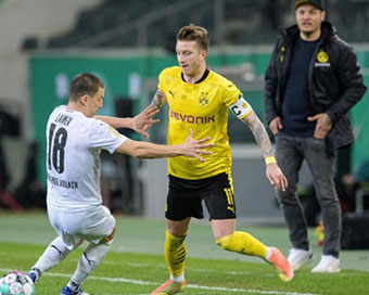 Dortmund edge Monchengladbach to book German Cup semifinals