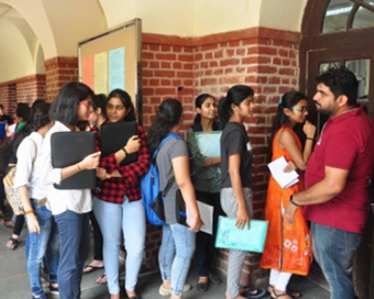 1.8 lakh students apply for 20,000 PG seats in Delhi University