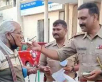 Police delivers rasgulla to elderly citizen