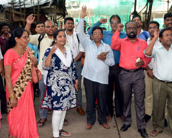 Mumbai: Maharashtra Government employees stage a protest outside Mantralaya to press for implementation of 7th Pay Commission scales in Mumbai on Aug 7, 2018.