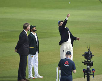 Joe Root and Azhar Ali during the toss