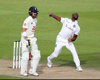 Kemar Roach bowling