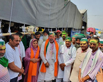 Farmers celebrate Holi at Ghazipur border