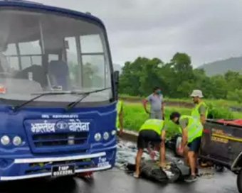 7 Indian Navy teams start flood rescue in Maharashtra