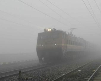 Dense fog engulfs Delhi, 21 trains running late